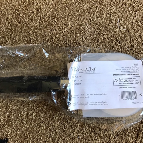 NEW Pampered Chef Pizza Cutter w/ Blade Guard 1301 - Picture 3 of 3